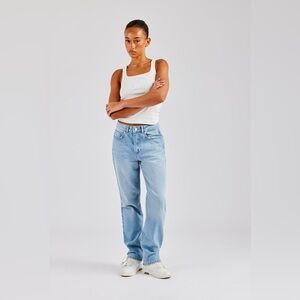 NWT Cernucci Ladies Straight Leg Jeans – Light Blue – Size 8